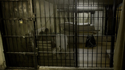 معتقل في إحدى سجون لبنان