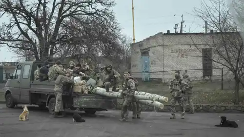 جنود أوكرانيون يتجمعون بالقرب من مركبة، قرب بلدة بوكروفسك