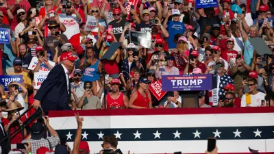 دونالد ترامب قبل محاولة اغتياله بقليل في التجمع الانتخابي 