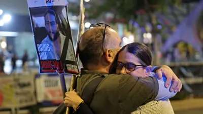 متظاهران يحتضنان بعضهما في إسرائيل 