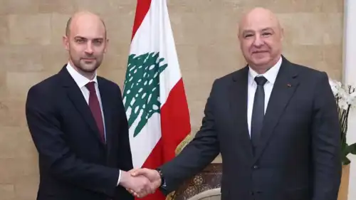 جوزيف عون مصافحًا الوزير الفرنسي بارو