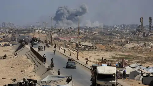 سكان يفرون من غزة وسط قصف إسرائيلي