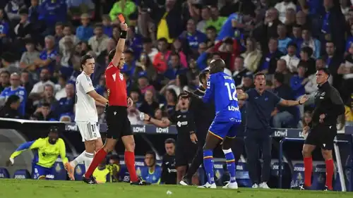 الحكم يشهر البطاقة الحمراء للاعب خيتافي