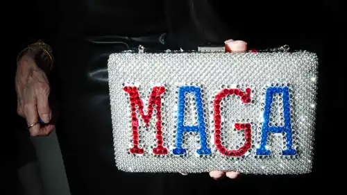 شعار "لنجعل أمريكا عظيمة مجدداً" 