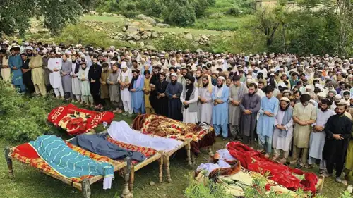 أداء صلاة الميت على ضحايا الفيضانات في باكستان