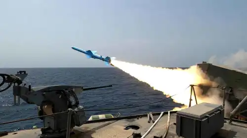 إطلاق صاروخ إيراني خلال مناورة عسكرية 