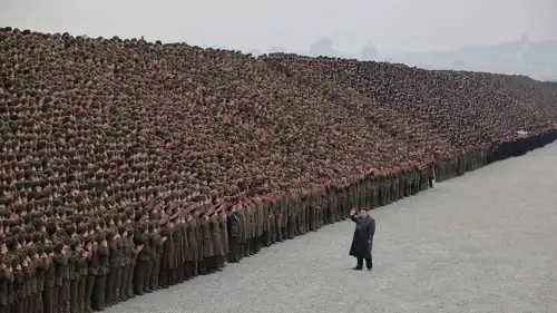 كيم جونغ أون وسط جنود من الجيش الكوري الشمالي