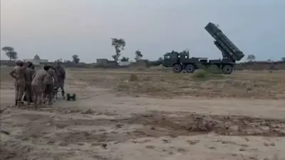 جنود باكستانيون خلال قصف مواقع هندية