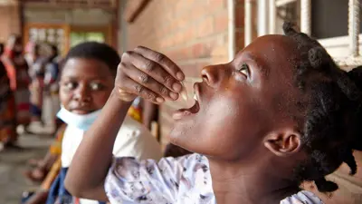 طفل يتلقى لقاحا ضد الكوليرا