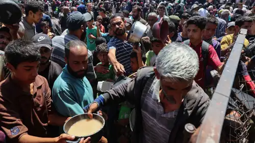 تزاحم الأهالي للحصول على المساعدات الإنسانية في غزة