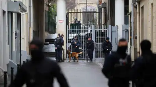 الشرطة أمام مقر حزب فرنسا الأبية