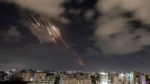 نظام القبة الحديدية الإسرائيلي يعترض صواريخ إيرانية