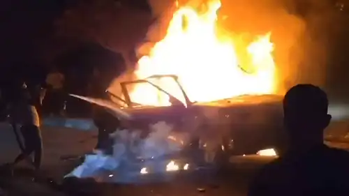 السيارة المستهدفة تشتعل فيها النيران