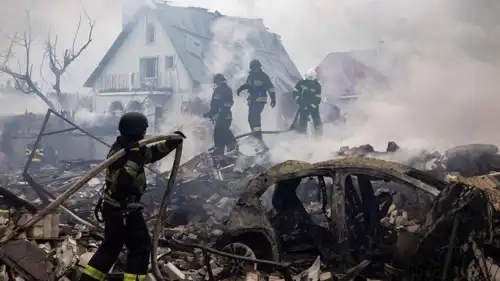 عمال إطفاء بعد هجوم روسي سابق على كييف