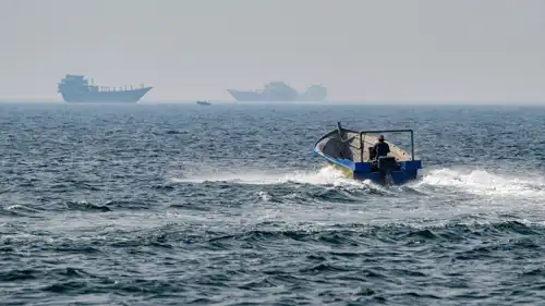 سفن حربية تبحر في مضيق هرمز