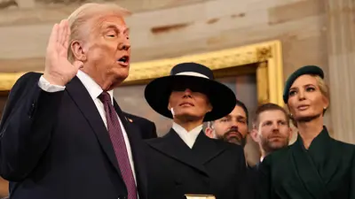 ميلانيا وإيفانكا مع دونالد ترامب