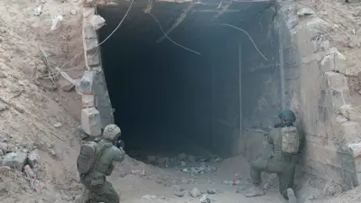 جنديان إسرائيليان أمام نفق في قطاع غزة