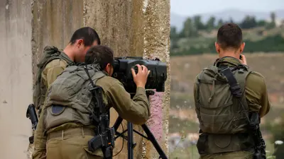 جنود إسرائيليون بالقرب من بلدة المطلة على  الحدود مع لبنان