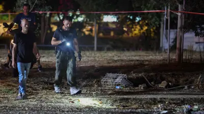 عناصر من الشرطة الإسرائيلية يتفقدون موقع الانفجار في تل أبيب