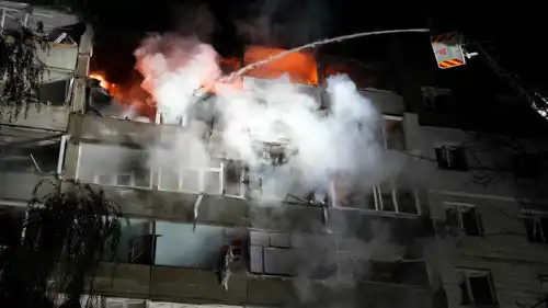 النيران تندلع في أحد المباني بعد استهدافه بطائرة مسيرة في سومي الأوكرانية