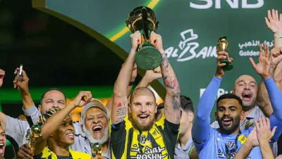 رايكوفيتش يحمل كأس الملك