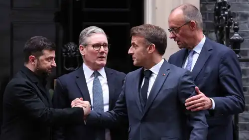 الرئيسان الفرنسي ماكرون والأوكراني زيلينسكي والمستشار ميرتس وستارمر.