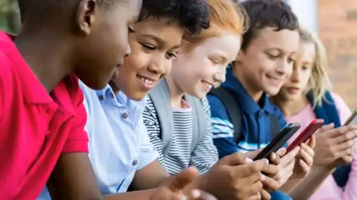 أطفال يستخدمون الهواتف