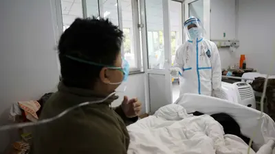 مريض يتلقي رعاية صحية جراء إصابته بالإنفلونزا