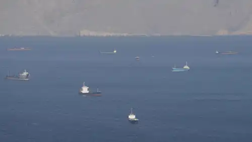 سفن شحن وناقلات نفط في مضيق هرمز