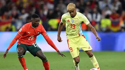 نونو مينديز مع لامين يامال