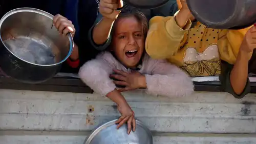 طفلة تبكي أمام مطبخ خيري في غزة