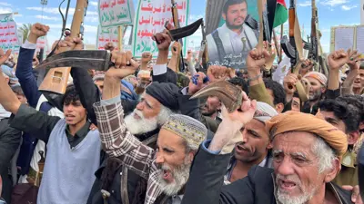 موالون للحوثي في صنعاء