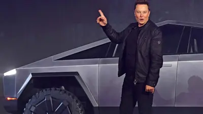 إيلون ماسك مع تيسلا سايبرتراك