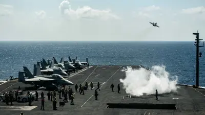 طائرة مقاتلة تقلع من حاملة طائرات أمريكية