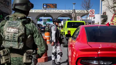 جنود مكسيكيون يستجوبون سائقي السيارات عند نقطة تفتيش  