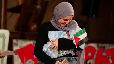 زوجة محمود خليل تحمل طفلهما