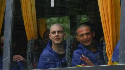 جنود أوكرانيون في عملية تبادل أسرى سابقة