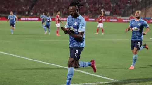 فيستون ماييلي في مباراة سابقة بين الأهلي وبيراميدز