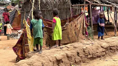 أطفال سودانيون في مخيم للنازحين بدارفور