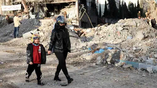 أمام مبنى مدمر في طهران