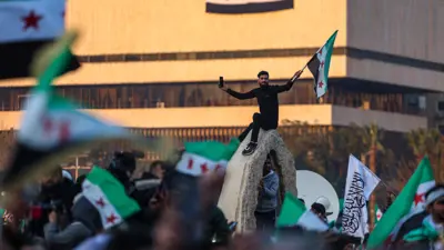 سوريون يحتفلون بسقوط نظام الأسد