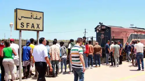 مهاجرون أفارقة ينتظرون قطارًا في محطة السكة الحديدية بصفاقس 
