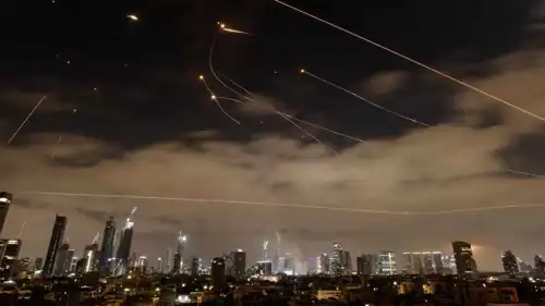رشقة صواريخ إيرانية انطلقت من إيران تجاه إسرائيل 