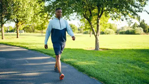 رجل يمارس رياضة المشي