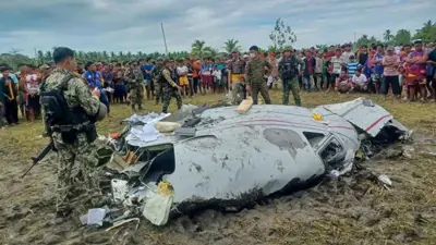 عناصر الأمن بجوار حطام الطائرة الأمريكية