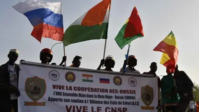 أفارقة يرفعون علم روسيا إلى جانب أعلام دولهم