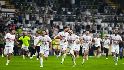 لاعبو الزمالك يحتفلون مع جماهيرهم عقب الفوز على بيراميدز