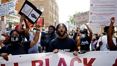 متظاهرون بريطانيون مناهضون للعنصرية