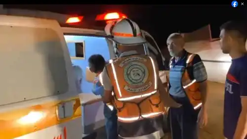 عناصر الدفاع المدني خلال نقل الجرحى