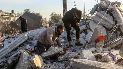 غزيون يبحثون عن ذويهم تحت أنقاض غارة إسرائيلية